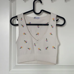 ZARA Topp M-L - Jättesnygg topp från Zara som är vit med blommor på, storlek M-L, nyskick.