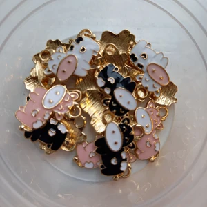 Guldiga ko berlocker - Guldiga ko berlocker i rosa, svart och vit. 5 kr st+frakt