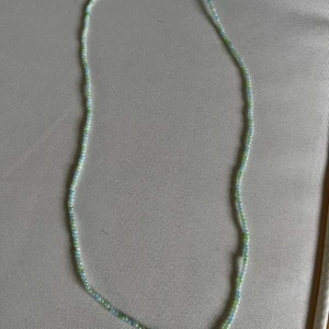 Pärlat halsband  - Handgjort pärlat halsband. Längd och färger kan önskas. Stängs med ett metallspänne. Kostar 40 kr + frakt 🌷