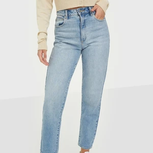 Jeans - Ett par blåa abrand Jeans. Jättefin passform och väldigt bra kvalitet. Dom är i fint skick.