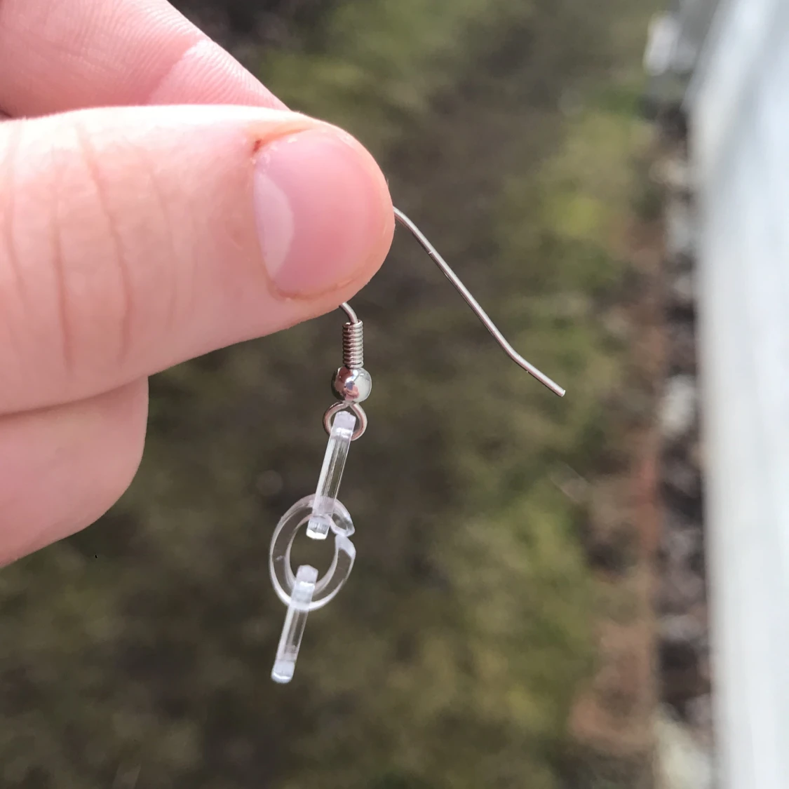 Öronhängen med genomskinlig kedja