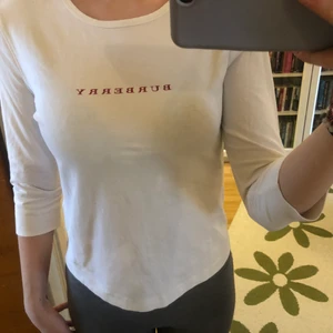Burberry top - Burberry top, vit med 3/4 ärm. Stl S.