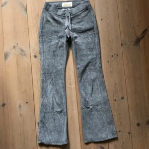 Juicy liknande mjukisbyxor - Sååå fina mjukisar från hollister som är jättelika juicy couture! Jättesköna och sitter så snyggt på men är tyvärr försmå på mig!💕