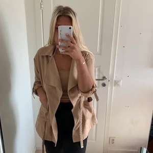 Kappa  - Oanvänd kappa i ljusbeige