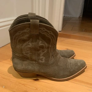 Cowboy boots - Skitsnygga boots från ba&sh. Köpta på NK för 4000kr i höstas men bara använt 2-3 gånger. De är alltså i väldigt bra skick. Har dock inte kvar kartong eller dustbag, därav priset. Skriv för fler bilder💕💕