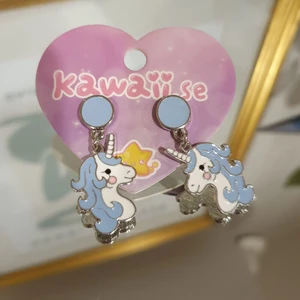 örhängen från kawaii - De här jättesöta örhängena är helt nya (aldrig använda eller provade). De är från butiken Kawaii och orginalpriset var 59 kr. Säljs eftersom de inte är min stil. Skriv gärna om du har frågor! 