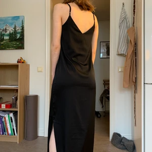 Slip dress, oanvänd - Klänning i lent tyg från Monki. Aldrig använd. Prislapp kvar. Kan mötas i Uppsala och ibland i Stockholm. 