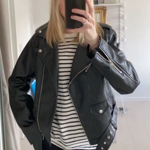 Skinnjacka - Säljer min as snygga skinnjacka från zara. Knappt använd och är i super fint skick. Köpt för 559kr säljer för 350kr. Storlek XL så att man kan ha hoddie och stickade tröjor under, men är i vanliga fall en XS-S. Skriv privat vid intresse💓