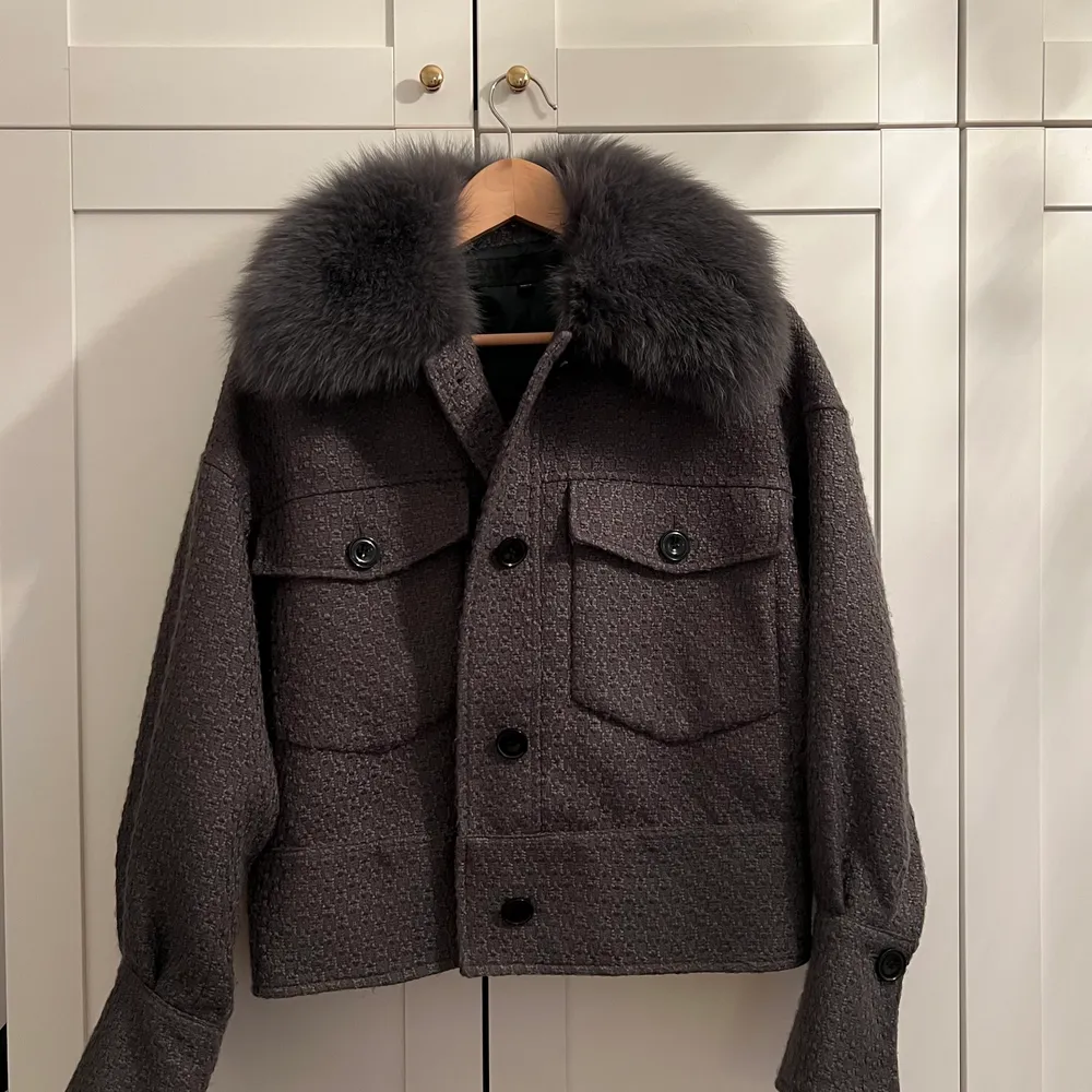 Meotine Charlie Tweed Jacket Grå XS/S. Sparsamt använd. Säljer pga att jag inte använder den. Nypris 3310kr. Högst bud vinner, skickas med spårbart via Postnord och köparen står för frakten  🤍 INGA BYTEN. Jackor.