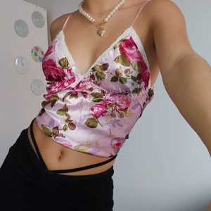 Sommartopp - Jättefint linne perfekt till våren och sommaren. Är i ett satinliknande material💕💕