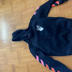 Off white tröja  - Typ nyskick stl M / kvittot får man med bland annat‼️