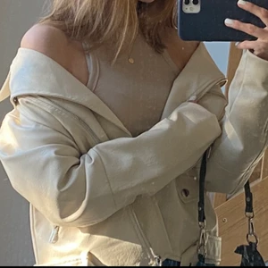 Skinnjacka - Säljer denna fina beiga skinnjackan, köpt förra året men kom inte till mycket användning tyvärr. 😊