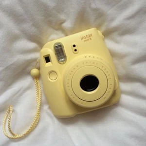 Instax mini  - Säljer nu min super söta instax mini 8 i färgen gul! Kameran är i toppskick och bara använts 20 ggr. Altså en polaroidkamera som skriver ut bilderna direkt man tar dom, superfint att hänga på väggen eller så. 