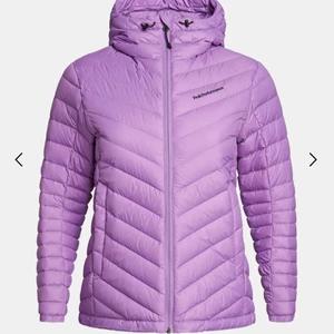 Peak performance jacka - Säljer nu min peakperformance jacka🤍Kostade 2800 men säljer för 1500, använd 3 gånger och är i bra sick🤍Är i storleken XS men passar ändå mig som har S. Kontakta oss för privata bilder🤍