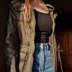 Bikerjacka från märket Gipsy - Inköpt för 800. Säljs inte längre. Militärmönster innuti. Säljer även dessa byxor. Säljer över 100 plagg! Stor mängdrabatt när du köper fler saker! Köp 3(+) plagg 15% rabatt. Köp 5(+) plagg 20% rabatt. Köp 10 (+) plagg 25 % rabatt. Köp 15 (+) plagg 30 % rabatt. Samfraktar givetvis. 