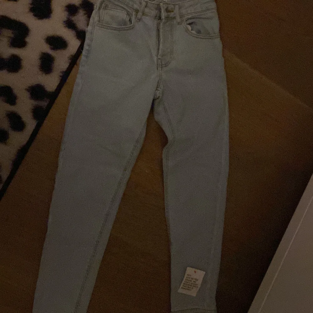 Säljer ett par nya ASOS jeans prislapp finns kvar. Storlek w 26, skriv privat för fler bilder . Jeans & Byxor.