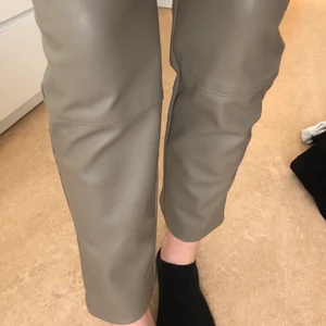 Byxor i läderimitation från H&M - Beiga läderbyxor i imitation från H&M i storlek 40 men passar även 38! Sparsamt använda 🤎 har en sömdetalj under knät. Lite kortare i modellen. 