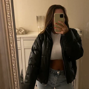 Vårjacka 🖤 - Säljer denna snygga vårjackan i ”läder/skinn” som är ifrån H&m i storlek M! 