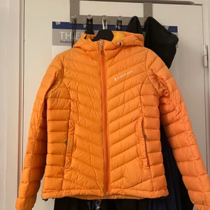 Peak performance frost down dunjacka - Peak performance frost down dunjacka, superfint skick, kan inte hitta några skavanker vid snabbtitt. Storlek S, älskar denna jacka men är tyvärr för liten för mig