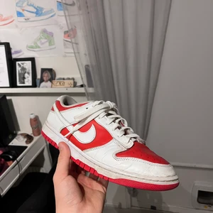 Nike Dunk Low Championship Red - Dem här skorna är i bra skick och har ingen toe drag. Dem är i storlek 45. Skorna  går för 2,100 och jag säljer dem för 1,099                                                                         Skriv om du är intresserad!😃