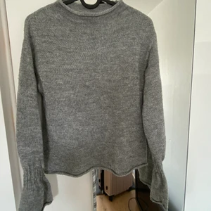Stickad grå tröja med trumpetarmar - Fin stickad tröja med trumpetarmar från ginatricot. Köpare står för frakt🥰🥰