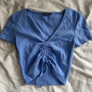 Zara toppar - Säljer båda dessa två toppr från Zara för 80kr💙🤍💙🤍 Som nya😇 Superfina att ha nu i sommar🌸