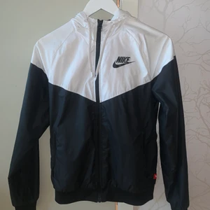 Nike jacka! - Nike jacka som är jätteskön till våren🤍🖤