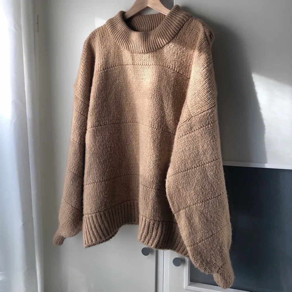 Beige stickad tröja från Asos i strl 42 så den är jätteskön med fin oversized passform 🤎 den är i använt skick vilket gör att den har nopprat lite. Stickat.