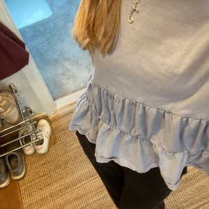 Zara tshirt - Säljer denna somriga blåa T-shirten ifrån zara! Den är använd fåtal gånger och har inga synliga fläckar, osv.. den är i storlek S och sitter bra på mig som oftast har S i tröjor. Startar priset på 50kr💕KÖPAREN står för frakten!!