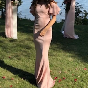 Klänning  - Säljer min jättefina klänning, som jag endast använt på bröllop! Men passar perfekt till dem som har bal och behöver en fin ljusrosa klänning! Stl, XS 😍 köparen står för frakten!