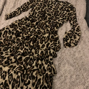 Leopard klänning - Jättefin, men tyvärr lite tajt på mig