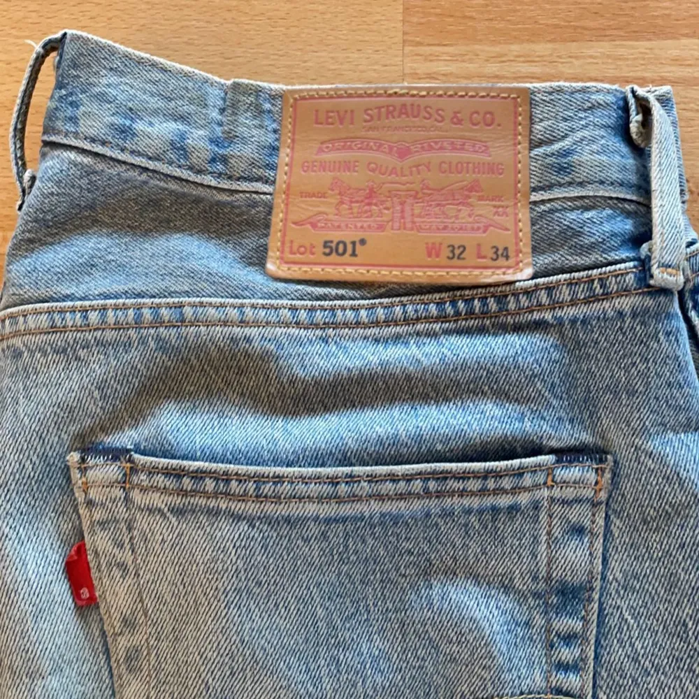 Levis 501 ljusblå jeans                                              Storlek W32 L34  jag på bilden är 185. Jeans & Byxor.