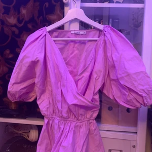 nakd tröja - Rosa tröja från nakd, storlek small. Puffiga armar, och centrerad i midjan. aldrig använd