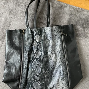 Väska - En fin väska i bra skick. Priset kan diskuteras vid snabbaffär 