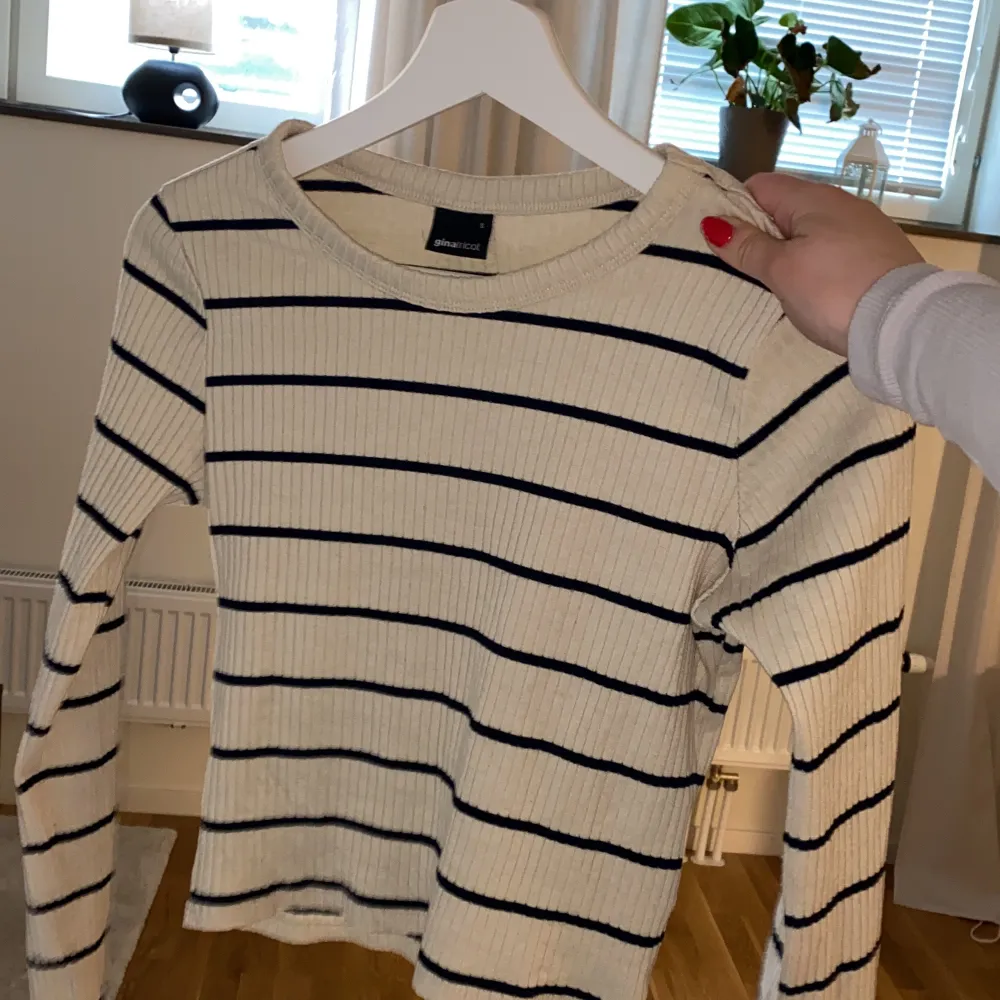 Snygg randig tröja ifrån Gina tricot, den är beige med marinblå ränder . Tröjor & Koftor.