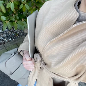 Beige kort kappa - Säljer denna fina kappan, kappan har ett midjeskärp och är väldigt sparsamt använd!