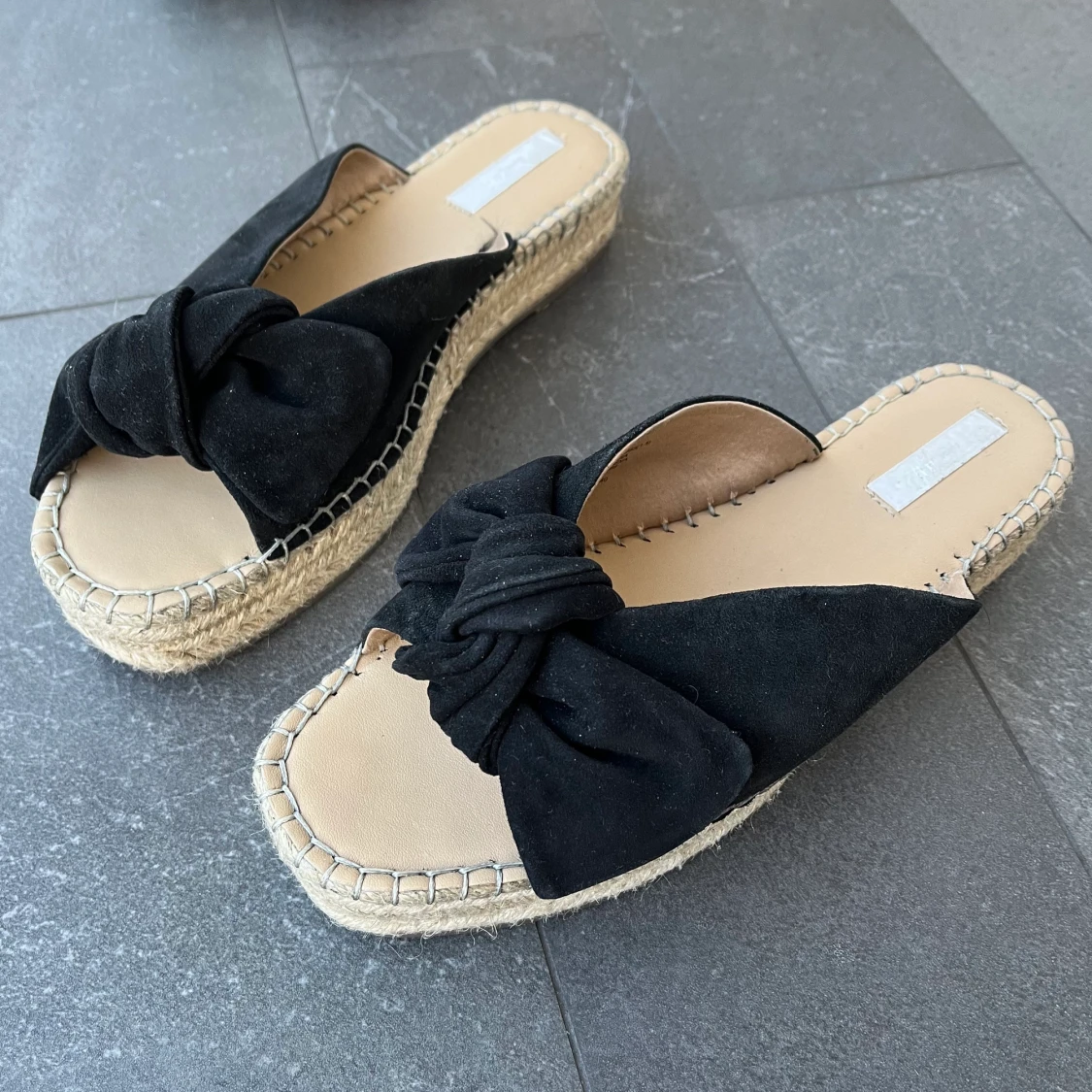 Sandaler med knytdetalj