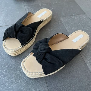 Sandaler med knytdetalj - Såå snygga sandaler som endast använts 1 gång då de är för stora för mig. Perfekta till sommarn!!