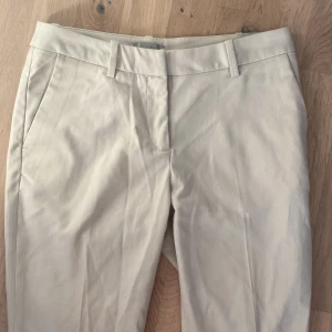 Kostymbyxor  - Jättefina beiga kostymbyxor från H&M i storlek 34 
