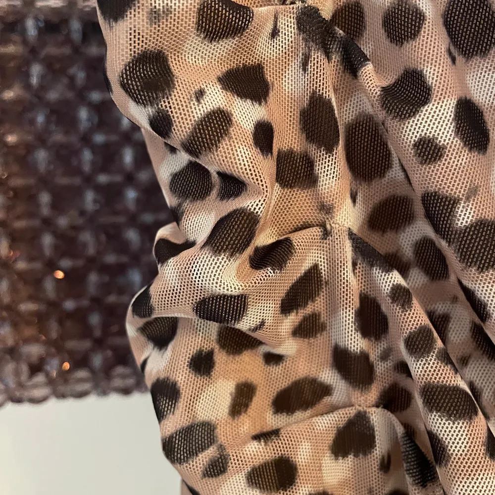 Supermjuk och stretchig sommarklänning i leopardprint från & other stories som inte säljs hos dem längre. Storlek 34, tunn men inte inte genomskinlig. 🐆💛. Klänningar.
