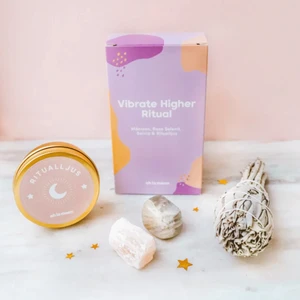 Vibrate higher - Säljer detta vibrate higher kit, har flertalet och allt på bilden ingår. Har börjat arbeta med ohlamoon och får därför mycket grejer hem jag tyvärr inte har plats för. Säljer dem därav billigare med 13kr frakt. Helt oanvända 🌸 (använder deras bilder). Nypris: 280kr ‼️ INGET SAMARBETE