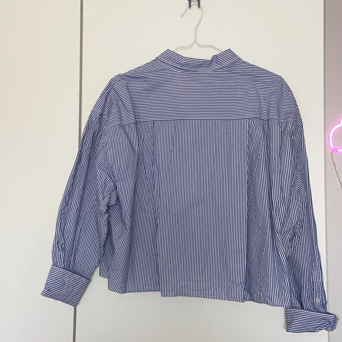Blå och vit randig skjorta från hm - 90