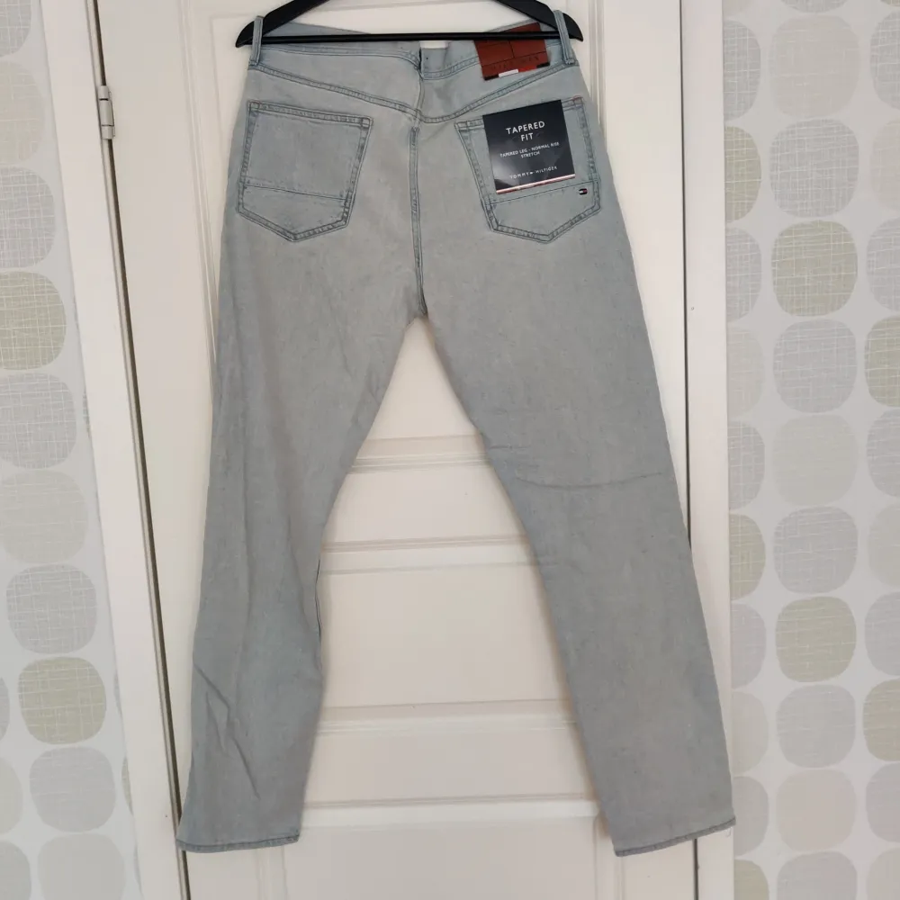 Oanvända Jeans från Tommy Hilfiger. Nypris 550kr. Jeans & Byxor.
