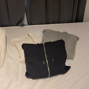 Tröja - Tre oanvända tröjor från hm med dragkedja. Den svarta är använd några gånger men är som en ny. Köpta för 199kr/tröja. Säljer nu pga av för små, storlek M på alla tröjor men skulle passa en S också. Man kan köpa styckvis om man bara vill ha en eller två. Styckpris är 70kr Att köpa alla kostar 190kr. DEN VITA ÄR SÅLD . 