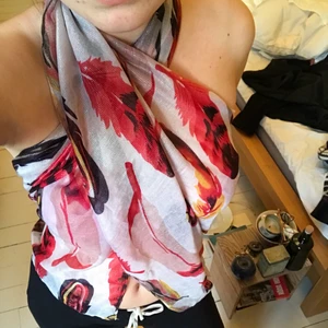 sjal - färg syns tydligast på första bilden. somrig och i fint material. har använt som topp också! typ mesh-material. säljer en till sjal, båda för 50kr