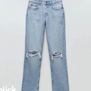 Zara jeans med hål - Säljer dessa jeans från zara med hål. Mid/Low waist. Säljer för att de inte kommer till andvändning💕💘