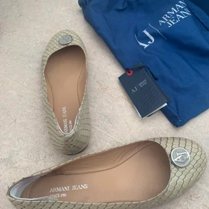 Armani ballerinaskor - Säljer jätte fina armani ballerinaskor ink även en dustbag. Använda 1 gång, nypris 1799kr mitt pris 300kr. Storlek 36. Frakt ingår utan kartong!