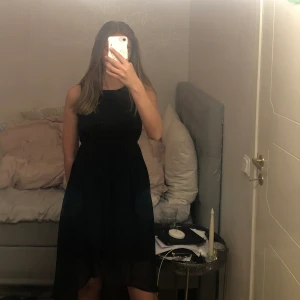 Fest klänning - Jättefin klänning från Lindex i storlek 158, men passar även mig som är 165cm lång. Nästan aldrig använd då jag inte haft så många tillfällen att ha den, därför i väldigt bra skick. Klänningen har fina detaljer på axelbanden 💖