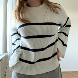 Randig tröja - Världens sötaste stickade tröja som är köpt på Kappahl för 400kr, säljs för att den inte kommer till någon användning och inte riktigt min stil! köpte den i vintras❤️