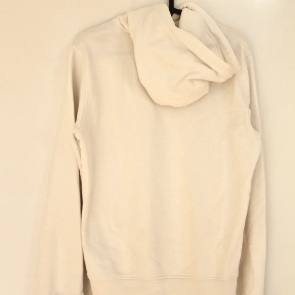 Vit Gant hoodie som är använd ett fåtal gånger. 😇 Storlek S, säljer den för 150kr. Hoodies.